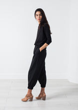 Laden Sie das Bild in den Galerie-Viewer, Boat Neck Top in Black