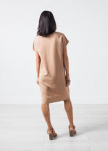 Laden Sie das Bild in den Galerie-Viewer, Philomene Dress in Camel