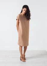 Laden Sie das Bild in den Galerie-Viewer, Philomene Dress in Camel