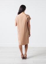 Laden Sie das Bild in den Galerie-Viewer, Philomene Dress in Camel
