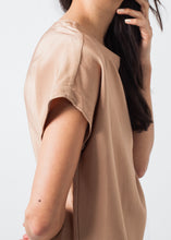 Laden Sie das Bild in den Galerie-Viewer, Philomene Dress in Camel