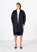 Laden Sie das Bild in den Galerie-Viewer, Shahmeena Cocoon Coat in Black