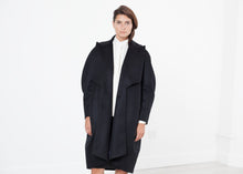 Laden Sie das Bild in den Galerie-Viewer, Shahmeena Cocoon Coat in Black