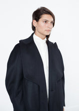 Laden Sie das Bild in den Galerie-Viewer, Shahmeena Cocoon Coat in Black