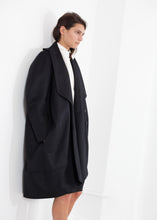 Laden Sie das Bild in den Galerie-Viewer, Shahmeena Cocoon Coat in Black