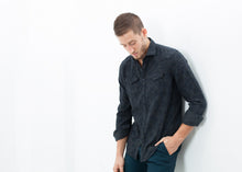 Laden Sie das Bild in den Galerie-Viewer, Western Arkansas Button-Up in Dark Hash Floral