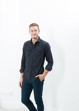 Laden Sie das Bild in den Galerie-Viewer, Western Arkansas Button-Up in Dark Hash Floral