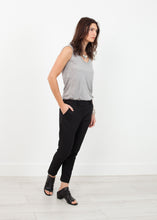 Laden Sie das Bild in den Galerie-Viewer, Stretch Fitted Pant in Black