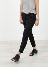 Laden Sie das Bild in den Galerie-Viewer, Stretch Fitted Pant in Black