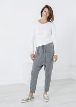 Laden Sie das Bild in den Galerie-Viewer, Stretch Tee in Milk