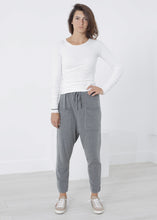 Laden Sie das Bild in den Galerie-Viewer, Stretch Tee in Milk