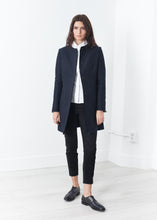 Laden Sie das Bild in den Galerie-Viewer, Tessuto Jacket in Navy