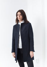 Laden Sie das Bild in den Galerie-Viewer, Tessuto Jacket in Navy