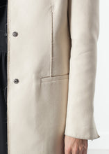 Laden Sie das Bild in den Galerie-Viewer, Tessuto Jacket in Cream