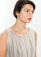 Laden Sie das Bild in den Galerie-Viewer, Chiffon Cape Back Dress in Sand