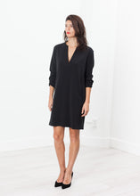 Laden Sie das Bild in den Galerie-Viewer, A-Line Pocket Shift in Black