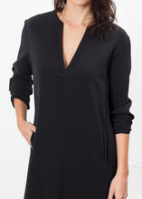 Laden Sie das Bild in den Galerie-Viewer, A-Line Pocket Shift in Black