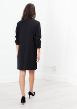 Laden Sie das Bild in den Galerie-Viewer, A-Line Pocket Shift in Black
