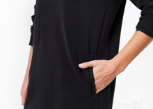 Laden Sie das Bild in den Galerie-Viewer, A-Line Pocket Shift in Black