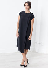 Laden Sie das Bild in den Galerie-Viewer, Elvira Dress in Black
