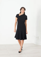 Laden Sie das Bild in den Galerie-Viewer, Lined Silhouette Dress in Black