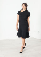 Laden Sie das Bild in den Galerie-Viewer, Lined Silhouette Dress in Black