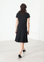 Laden Sie das Bild in den Galerie-Viewer, Lined Silhouette Dress in Black