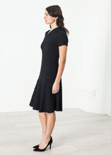 Laden Sie das Bild in den Galerie-Viewer, Lined Silhouette Dress in Black