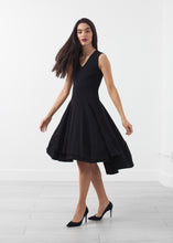 Laden Sie das Bild in den Galerie-Viewer, V-Neck Dress