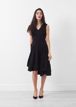 Laden Sie das Bild in den Galerie-Viewer, V-Neck Dress