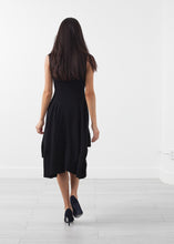 Laden Sie das Bild in den Galerie-Viewer, V-Neck Dress