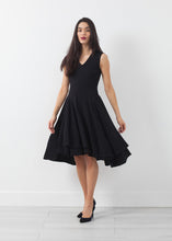 Laden Sie das Bild in den Galerie-Viewer, V-Neck Dress
