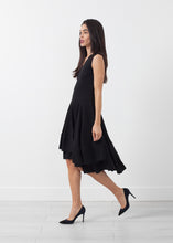 Laden Sie das Bild in den Galerie-Viewer, V-Neck Dress