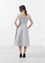 Laden Sie das Bild in den Galerie-Viewer, Robe Dress