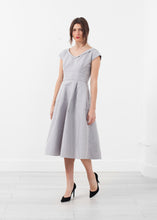 Laden Sie das Bild in den Galerie-Viewer, Robe Dress