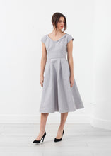 Laden Sie das Bild in den Galerie-Viewer, Robe Dress