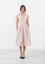 Laden Sie das Bild in den Galerie-Viewer, Robe Dress