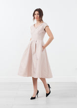 Laden Sie das Bild in den Galerie-Viewer, Robe Dress
