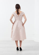 Laden Sie das Bild in den Galerie-Viewer, Robe Dress
