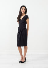 Laden Sie das Bild in den Galerie-Viewer, Knot Dress