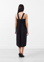Laden Sie das Bild in den Galerie-Viewer, V-Strap Pocket Dress