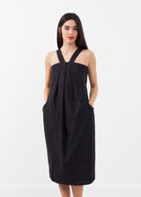 Laden Sie das Bild in den Galerie-Viewer, V-Strap Pocket Dress