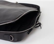 Laden Sie das Bild in den Galerie-Viewer, Classic Doc Bag