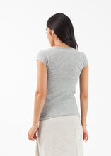Laden Sie das Bild in den Galerie-Viewer, Fitted Tee