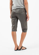 Laden Sie das Bild in den Galerie-Viewer, Leather Cut-Off