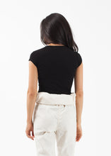 Laden Sie das Bild in den Galerie-Viewer, Fitted Tee